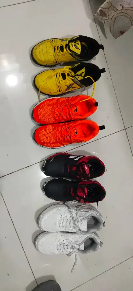 Dijual sepatu badminton