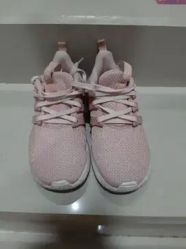Sepatu keds merk Adidas