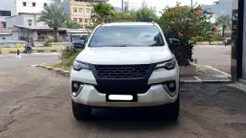Toyota fortuner vrz diesel 2019 putih cash kredit proses bisa dibantu