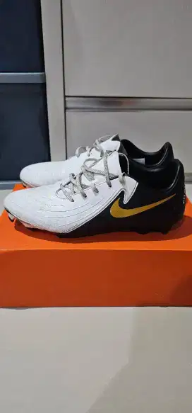 Sepatu bola Nike Phantom GX II Academy FG/MG