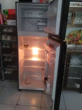 Kulkas polytron 2 pintu pemakaian baru 2 bulan