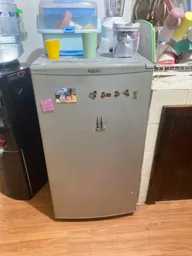 Di jual cepat Freezer Aqua AQF-S4 Freezer Es Batu atau asi 4 rak