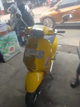 Vespa sprint 2022 kuning km rendah