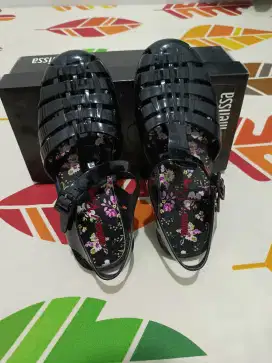 Sepatu Mellisa warna hitam