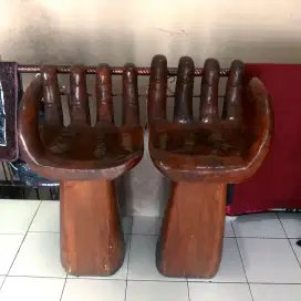 Kursi Kayu Unik Bentuk Tangan – Antik, Kokoh, dan Langka!