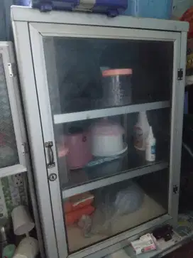 Etalase  ada pintu