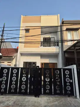 DIJUAL RUMAH DI GADING AYU KELAPA GADING 3 LANTAI (ssn)
