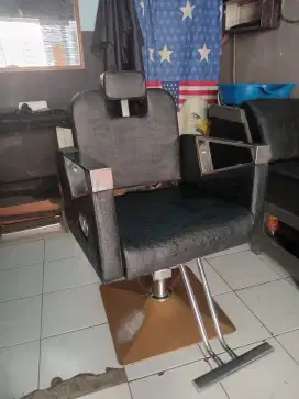 Sebuah kursi barbershop salon hidrolik  bisa rebah
