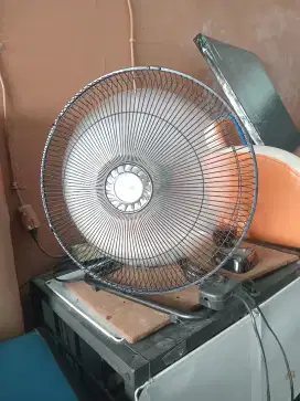 Kipas angin duduk bisa jg tempel didinding