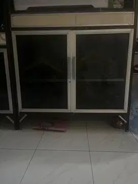 Meja kompor dan rak piring