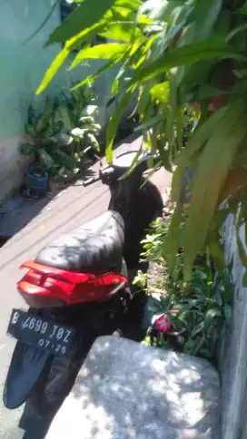 Motor Suzuki spin warna merah