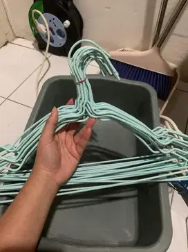 Hanger (Gantungan Baju) dan Jepit Jemuran merek Miniso