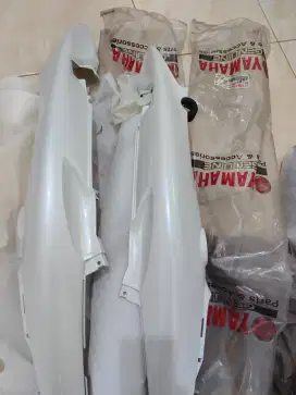 Cover Body kiri kanan ori yamaha Jupiter Z kode 5LL warna putih
