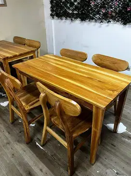 Satu set meja dan kursi kayu