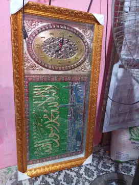 Hiasan dinding kaligrafi dan jam