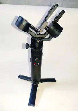 Zhiyun Crane M2 Gimbal Kamera and smartphone