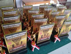 Plakat piala thropy penghargaan
