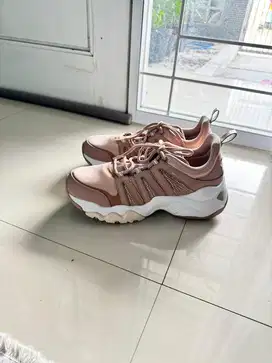 Sepatu pink wanita