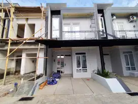 Di jual rumah 2 lantai di jalan Muchtar dekat halte Transjakarta