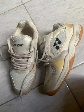 sepatu badminton bekas