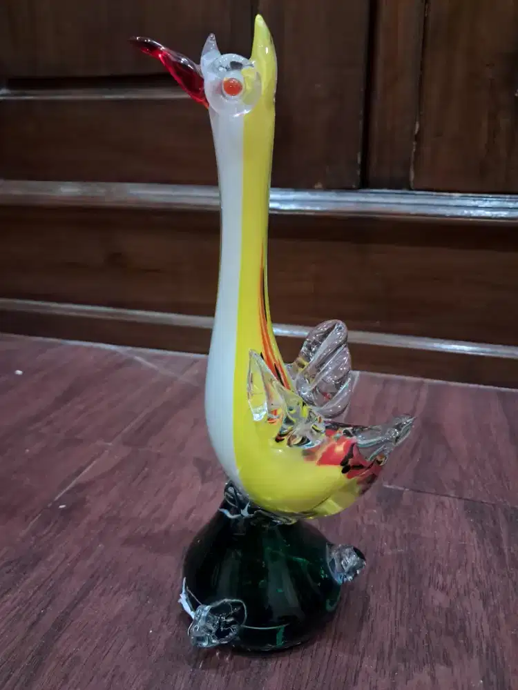 Patung angsa kaca