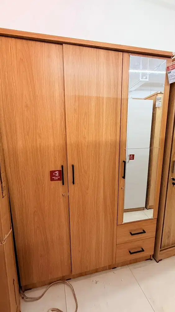 Lemari 3 pintu kondisi baru merk S*LMA