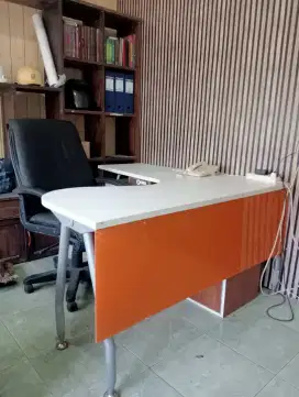 Satu Set Meja Kerja
