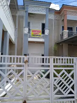 Town house disewakan