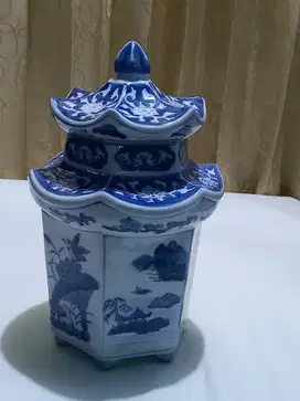 Pajangan keramik pagoda antik .
