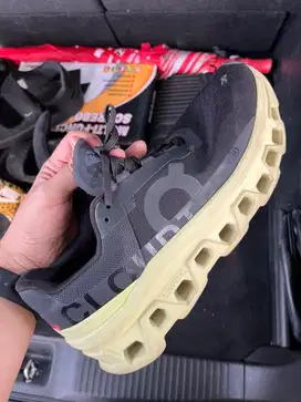 ON CLOUDMONSTER - Size 45