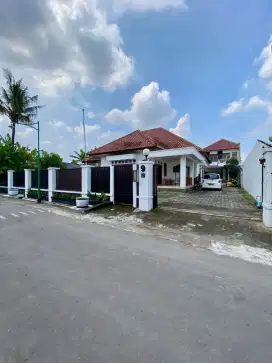 Rumah Asri Dengan Tanah Luas & Kolam Renang Di Jalan Damai Dekat UGM