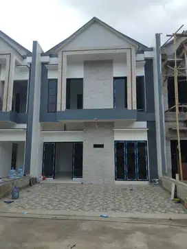 RUMAH MEWAH DI JAKARTA TIMUR SELANGKAH DARI EXIT TOL