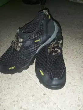 SEPATU SNEAKERS, GUNUNG DAN SEPATU SANTAI