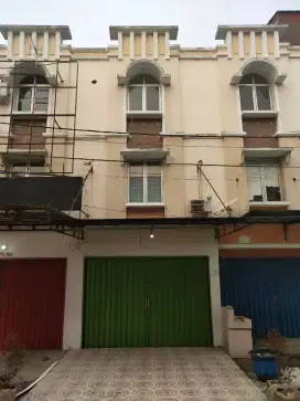 Disewakan ruko 3 lantai kota Harapan Indah 20jt