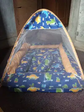 Tempat tidur bayi