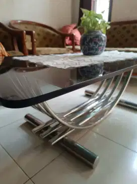 Meja kursi tamu