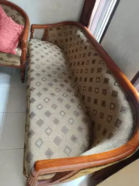 Meja kursi tamu