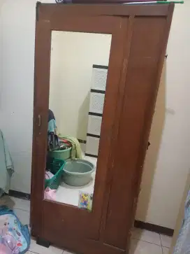 Lemari pakaian gantung