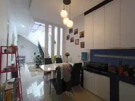 DIJUAL RUMAH BAGUS SHM 2 LANTAI MURAH BISA NEGO CARPORT SENTUL SSR860