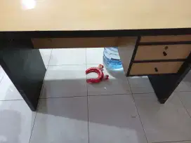 Meja Kerja atau Meja Belajar
