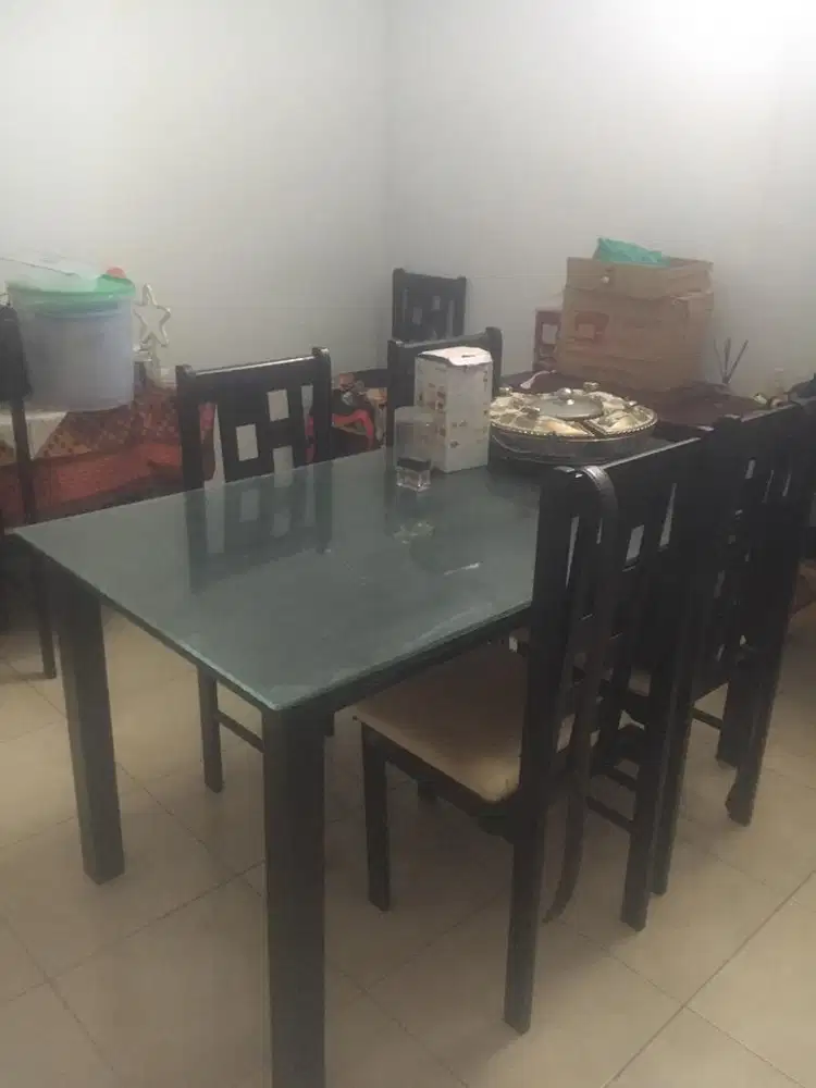 Meja Makan atasnya kaca bening
