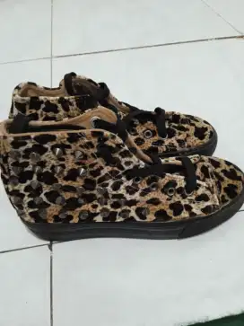 Preloved Sepatu  Motif Macan  Anak