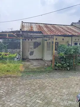 RUMAH STRATEGIS TANAH LUAS COCOK UNTUK INVESTASI