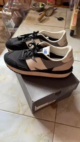Sepatu Newbalance 237 size 43