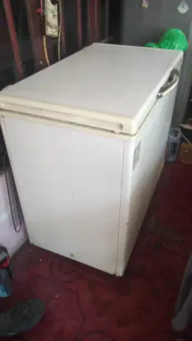 Di jual frezer murah.politron