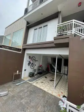 Rumah fresh empat lantai jual cepat Bu Taman Malaka pondok kelapa