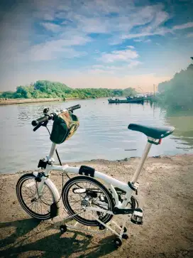 Jual sepeda lipat Pacific Phiton Warna Putih Mirip Brompton
