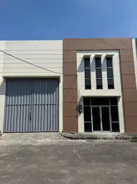 Gudang Ready Center Poin Krian dekat bypass, Pintu tol KLBM