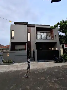 Rumah Mewah Tengah Kota Madya