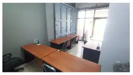 Ruang Kantor Strategis4-5 Orang Ada Akses Langsung Keluar